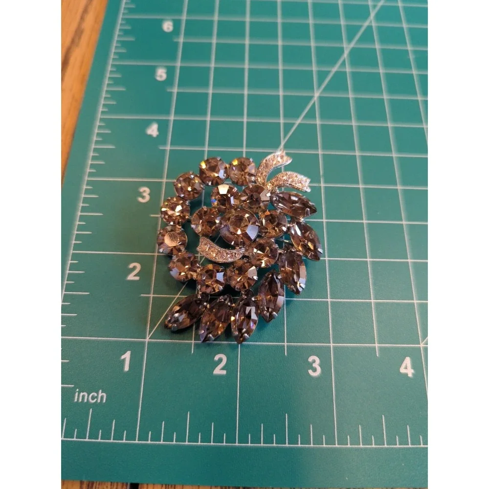 Vintage Beautiful Rhinestone Pin Brooch In Silver Tone